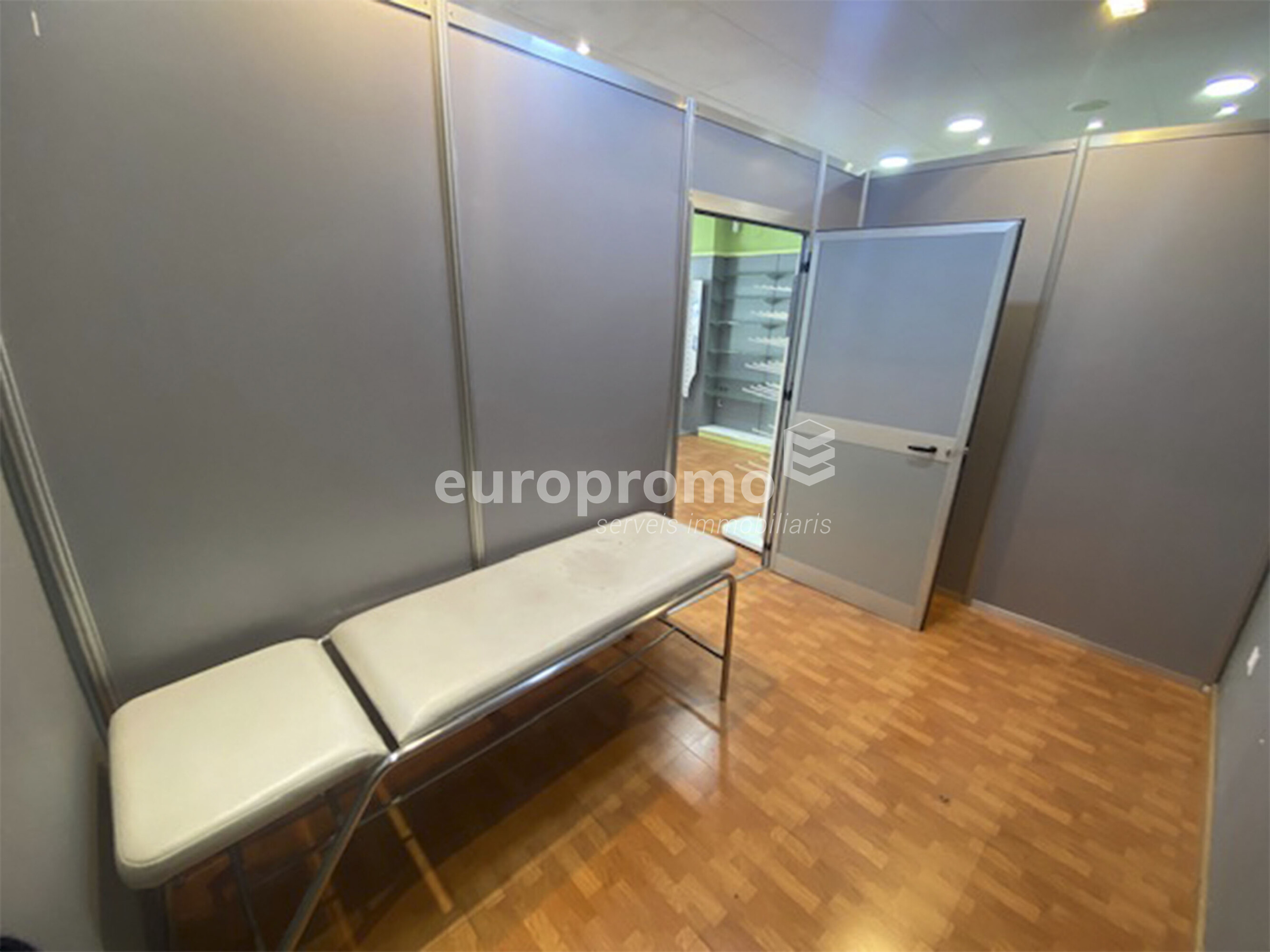 Local comercial de 60m2 situat en el  centre de Girona plaça Josep pla!